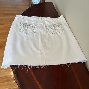 Melanie Lyne White Embellished Denim Skirt with Raw Hem